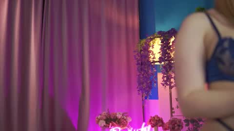 Snapshot of elyssawetxx chatting on 03-25-26, 07:31 Elyssa online show from 03-25-26, 07:31