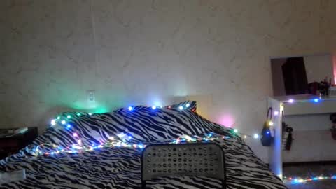 Snapshot of elzabagwell chatting on 03-19-26, 04:55 Monica online show from 03-19-26, 04:55