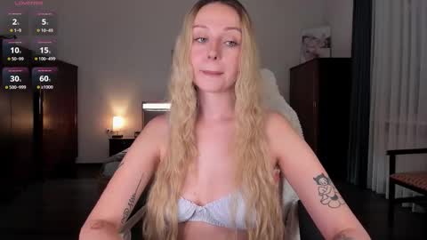 Snapshot of em_emilie chatting on 10-04-25, 03:21 Emilie online show from 10-04-25, 03:21