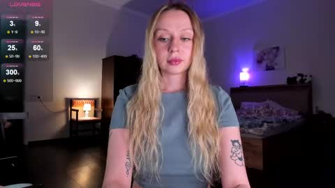 Snapshot of em_emilie chatting on 04-17-26, 04:54 Emilie online show from 04-17-26, 04:54