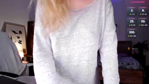 Snapshot of em_emilie chatting on 04-25-26, 05:32 Emilie online show from 04-25-26, 05:32