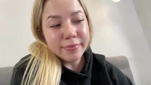 Snapshot of emberbunny chatting on 11-04-25, 12:04 Alice online show from 11-04-25, 12:04