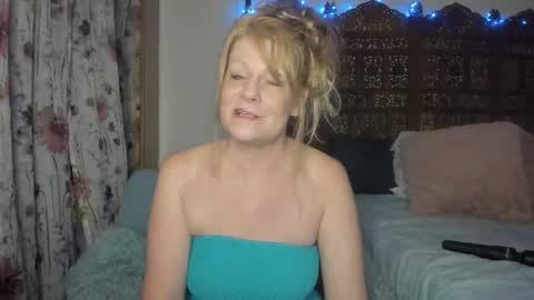 Snapshot of emberpheonixxx chatting on 10-16-25, 02:23 Ember Pheonixxx online show from 10-16-25, 02:23