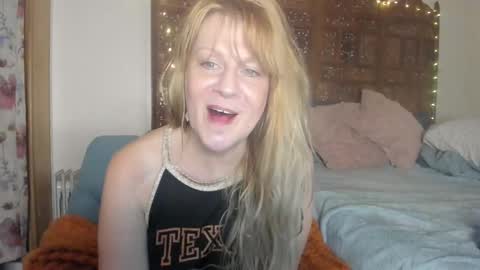 Snapshot of emberpheonixxx chatting on 10-19-25, 12:33 Ember Pheonixxx online show from 10-19-25, 12:33