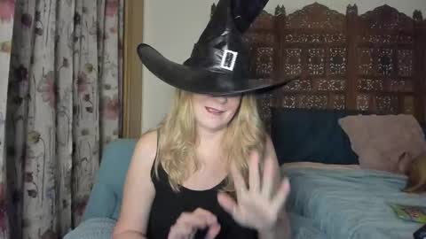 Snapshot of emberpheonixxx chatting on 11-01-25, 01:40 Ember Pheonixxx online show from 11-01-25, 01:40