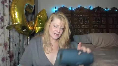 Snapshot of emberpheonixxx chatting on 11-20-25, 04:23 Ember Pheonixxx online show from 11-20-25, 04:23