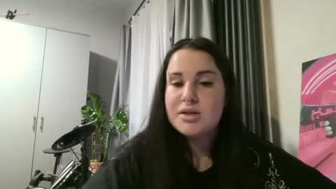 Snapshot of emeldapieroni chatting on 07-07-26, 06:34 Poly online show from 07-07-26, 06:34