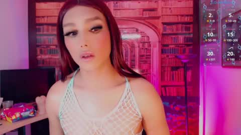 Snapshot of emeli_roushot chatting on 05-15-26, 11:06 Emeli online show from 05-15-26, 11:06