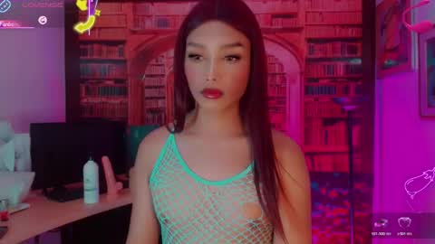 Snapshot of emeli_roushot chatting on 06-01-26, 11:23 Emeli online show from 06-01-26, 11:23