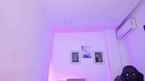 emelie_89 online show from 02-04-25, 12:33