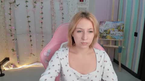 Snapshot of emely_garcias chatting on 10-15-25, 12:05 emelia online show from 10-15-25, 12:05