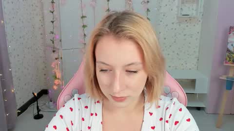 Snapshot of emely_garcias chatting on 10-19-25, 12:06 emelia online show from 10-19-25, 12:06