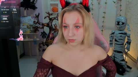 Snapshot of emely_garcias chatting on 10-31-25, 12:06 emelia online show from 10-31-25, 12:06