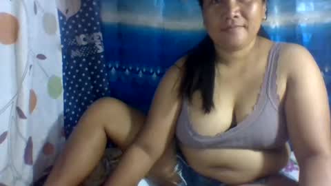 Snapshot of emelybloom123 chatting on 02-06-25, 11:48 emelybloom123 online show from 02-06-25, 11:48