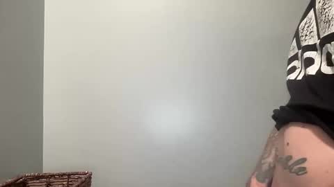 Snapshot of emerald1machete chatting on 11-17-25, 06:19 MelodyMichael online show from 11-17-25, 06:19