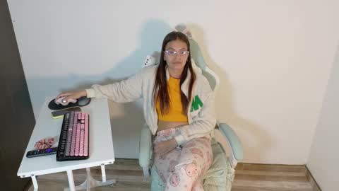 Snapshot of emerald_sparkles chatting on 09-29-25, 03:00 sabrina online show from 09-29-25, 03:00