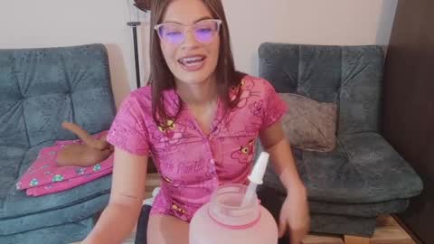 Snapshot of emerald_sparkles chatting on 10-10-25, 05:39 sabrina online show from 10-10-25, 05:39