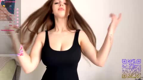 Snapshot of emeraldcotton chatting on 10-24-25, 06:10 Gily online show from 10-24-25, 06:10