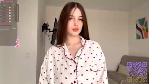 Snapshot of emeraldcotton chatting on 10-29-25, 08:05 Gily online show from 10-29-25, 08:05