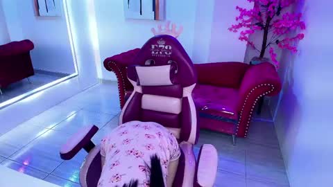 Snapshot of emiily_andrews chatting on 04-29-26, 07:53 Emiily online show from 04-29-26, 07:53