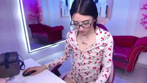 Snapshot of emiily_andrews chatting on 05-23-26, 07:18 Emiily online show from 05-23-26, 07:18