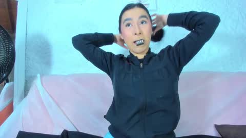 Snapshot of emiily_s chatting on 03-01-25, 12:01 Emily online show from 03-01-25, 12:01