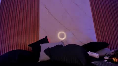 Snapshot of emiilycollins1 chatting on 12-18-25, 07:53 online show from 12-18-25, 07:53