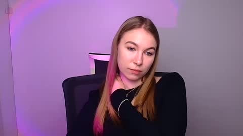 Snapshot of emilia_ilia chatting on 01-30-25, 11:22 Emilia online show from 01-30-25, 11:22