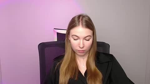 Snapshot of emilia_ilia chatting on 02-05-25, 09:15 Emilia online show from 02-05-25, 09:15