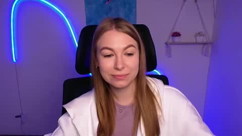 Emilia online show from 11-04-25, 06:34