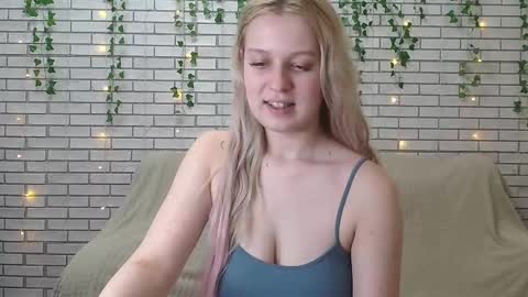 Snapshot of emiliaduchess chatting on 12-14-24, 06:09 Amili online show from 12-14-24, 06:09