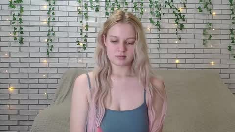 Snapshot of emiliaduchess chatting on 12-15-24, 10:50 Amili online show from 12-15-24, 10:50