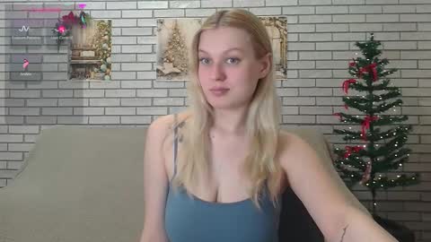 Snapshot of emiliaduchess chatting on 01-25-25, 08:00 Amili online show from 01-25-25, 08:00