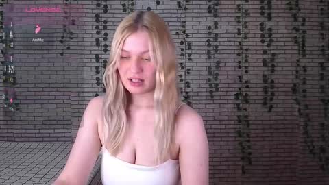 Snapshot of emiliaduchess chatting on 10-08-25, 10:02 Amili online show from 10-08-25, 10:02