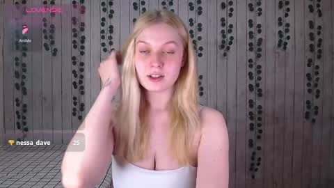 Snapshot of emiliaduchess chatting on 10-23-25, 11:42 Amili online show from 10-23-25, 11:42