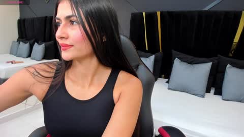 Snapshot of emiliee_xx chatting on 12-06-24, 05:00 Emillie online show from 12-06-24, 05:00
