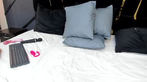 Snapshot of emiliee_xx chatting on 12-11-24, 08:18 Emillie online show from 12-11-24, 08:18