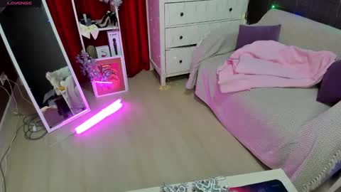 Snapshot of emiliyaqueen chatting on 12-03-24, 01:52 Emiliya online show from 12-03-24, 01:52