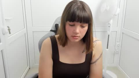 Snapshot of emilli_moon chatting on 05-27-26, 06:10 Emmi online show from 05-27-26, 06:10