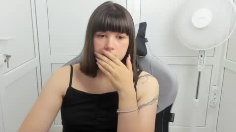 Snapshot of emilli_moon chatting on 05-30-26, 06:10 Emmi online show from 05-30-26, 06:10