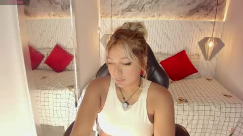 Snapshot of emilly_mell chatting on 04-30-26, 12:11 emilly_mell online show from 04-30-26, 12:11