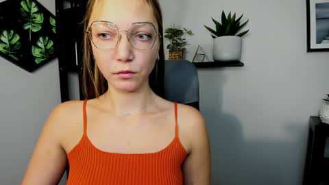 Snapshot of emilly_xkiss chatting on 12-04-24, 10:35 Emilly online show from 12-04-24, 10:35