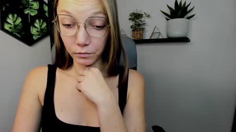 Snapshot of emilly_xkiss chatting on 12-06-24, 11:44 Emilly online show from 12-06-24, 11:44