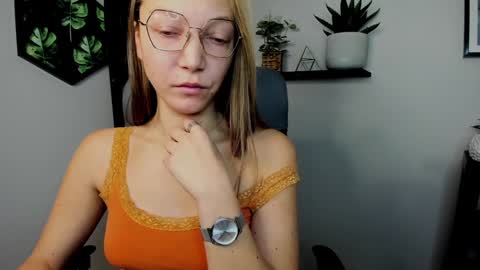 Snapshot of emilly_xkiss chatting on 12-13-24, 06:53 Emilly online show from 12-13-24, 06:53