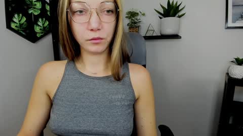 Snapshot of emilly_xkiss chatting on 12-17-24, 06:45 Emilly online show from 12-17-24, 06:45