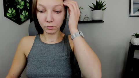 Snapshot of emilly_xkiss chatting on 12-17-24, 10:12 Emilly online show from 12-17-24, 10:12