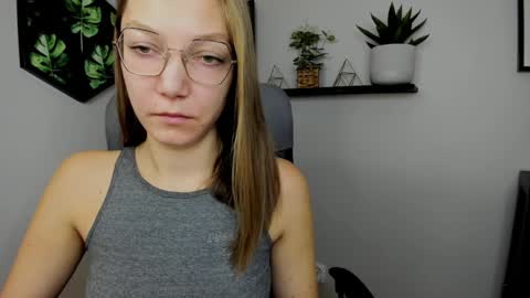 Snapshot of emilly_xkiss chatting on 12-31-24, 06:16 Emilly online show from 12-31-24, 06:16