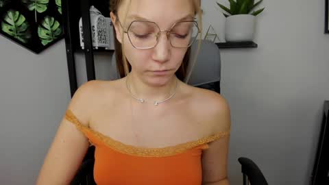 Snapshot of emilly_xkiss chatting on 01-02-25, 09:33 Emilly online show from 01-02-25, 09:33