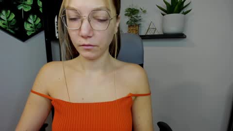 Snapshot of emilly_xkiss chatting on 01-04-25, 07:24 Emilly online show from 01-04-25, 07:24