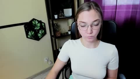 Snapshot of emilly_xkiss chatting on 02-11-25, 10:15 Emilly online show from 02-11-25, 10:15